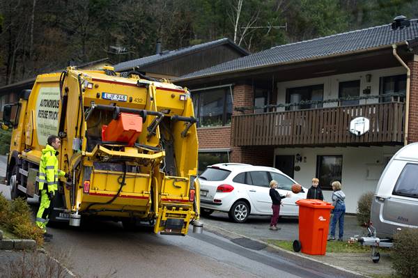 The autonomous refuse truck)